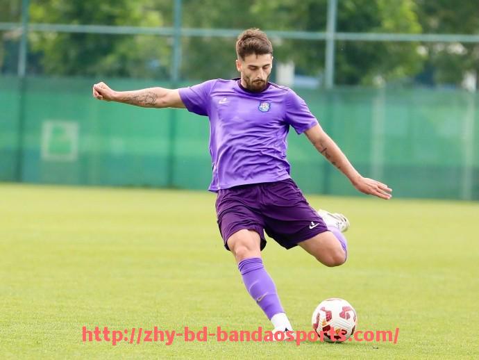 半岛体育-英超球员在业余时间参与烤鸡游戏的趣闻趣事